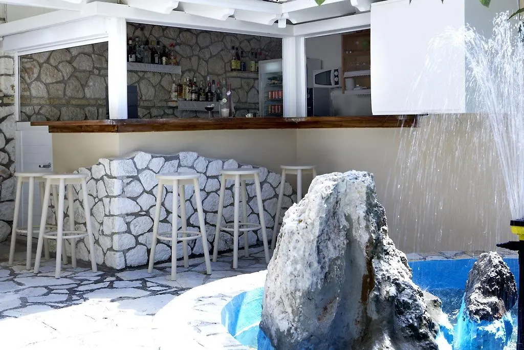 Dafnoudi Hotel Apartments Antipata  2*, Antipata (Erisos)