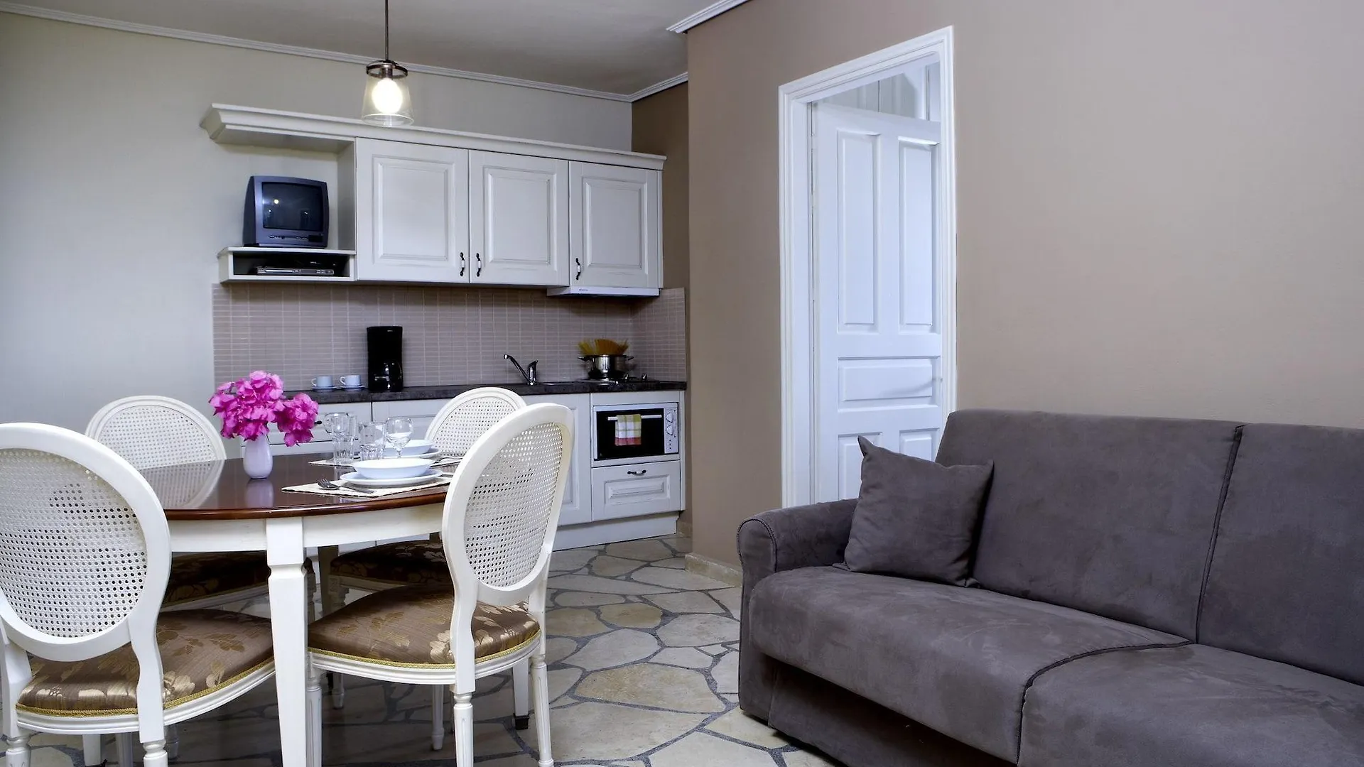 Dafnoudi Hotel Apartments Antipata  Greece